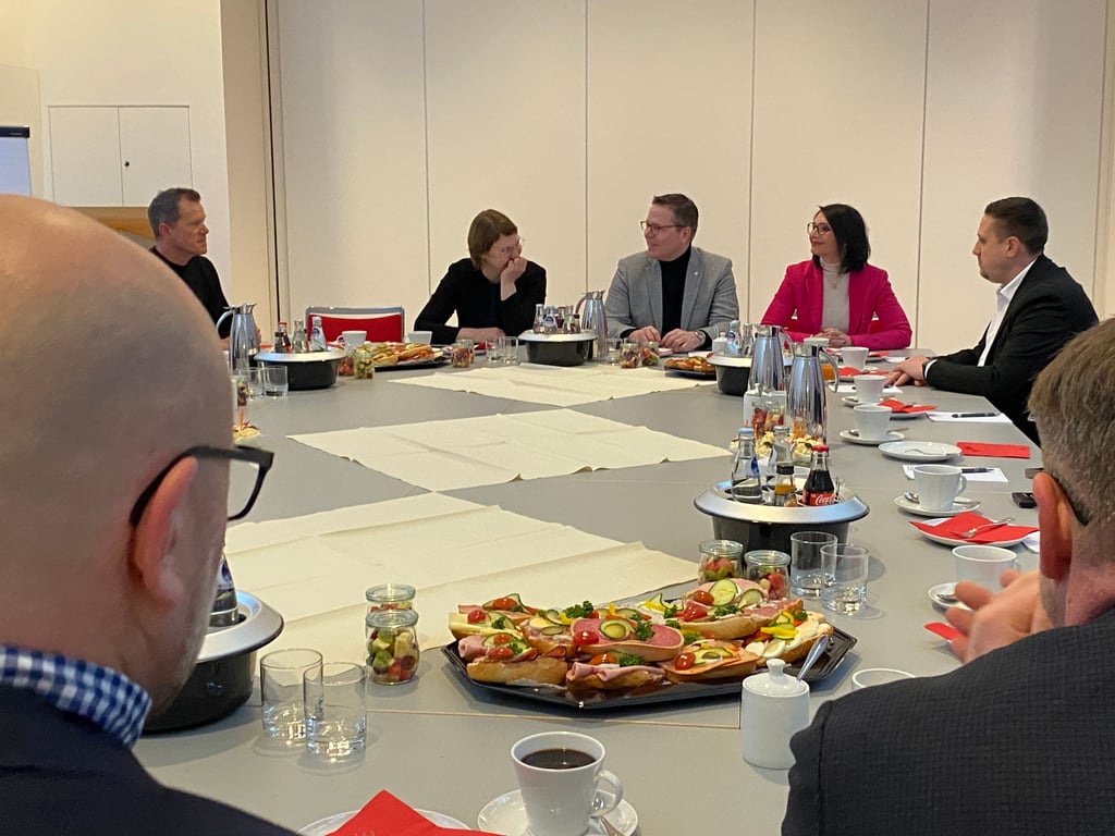 Unternehmer schilderten Stefanie Pötzsch , Tino Sorge und Gastgeberin Julia Teige ihre Anliegen.