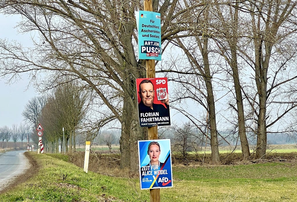 In den Ortsteilen, wie hier am Ortsausgang von Mehringen, fallen die Plakate Dieben und Zerstörern seltener zum Opfer als in der Innenstadt.