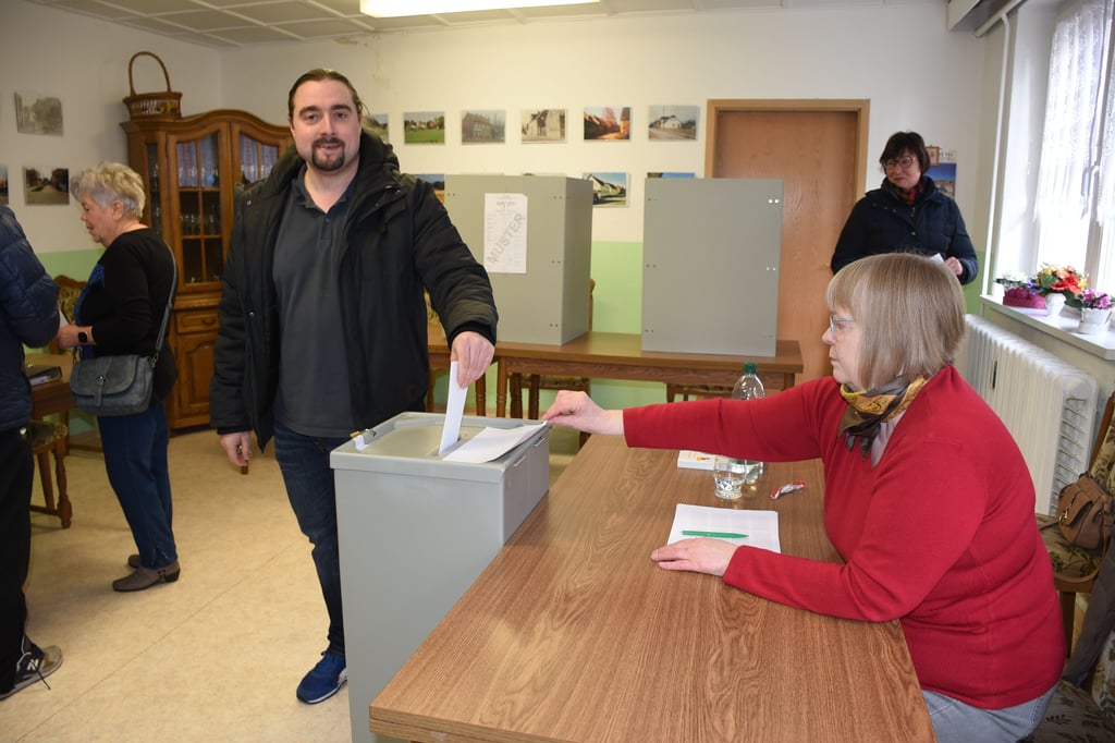 Eine rege Wahlbeteiligung gibt es auch im Wahllokal in Tarthun. Dort gab Norman Zergänge am Vormittag seine Stimme ab.